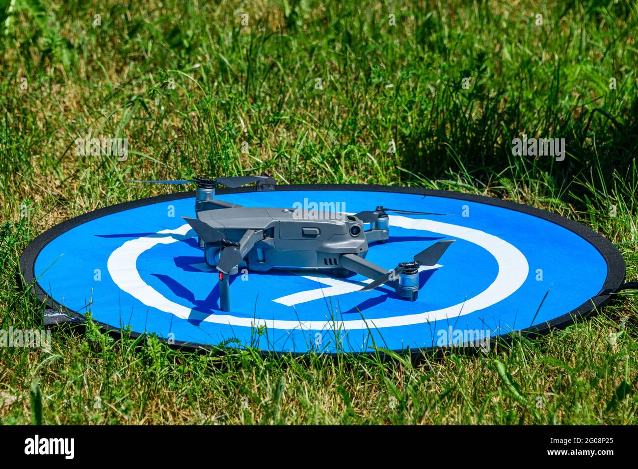 Quadrocopter sur la plaque d'atterrissage Banque D'Images