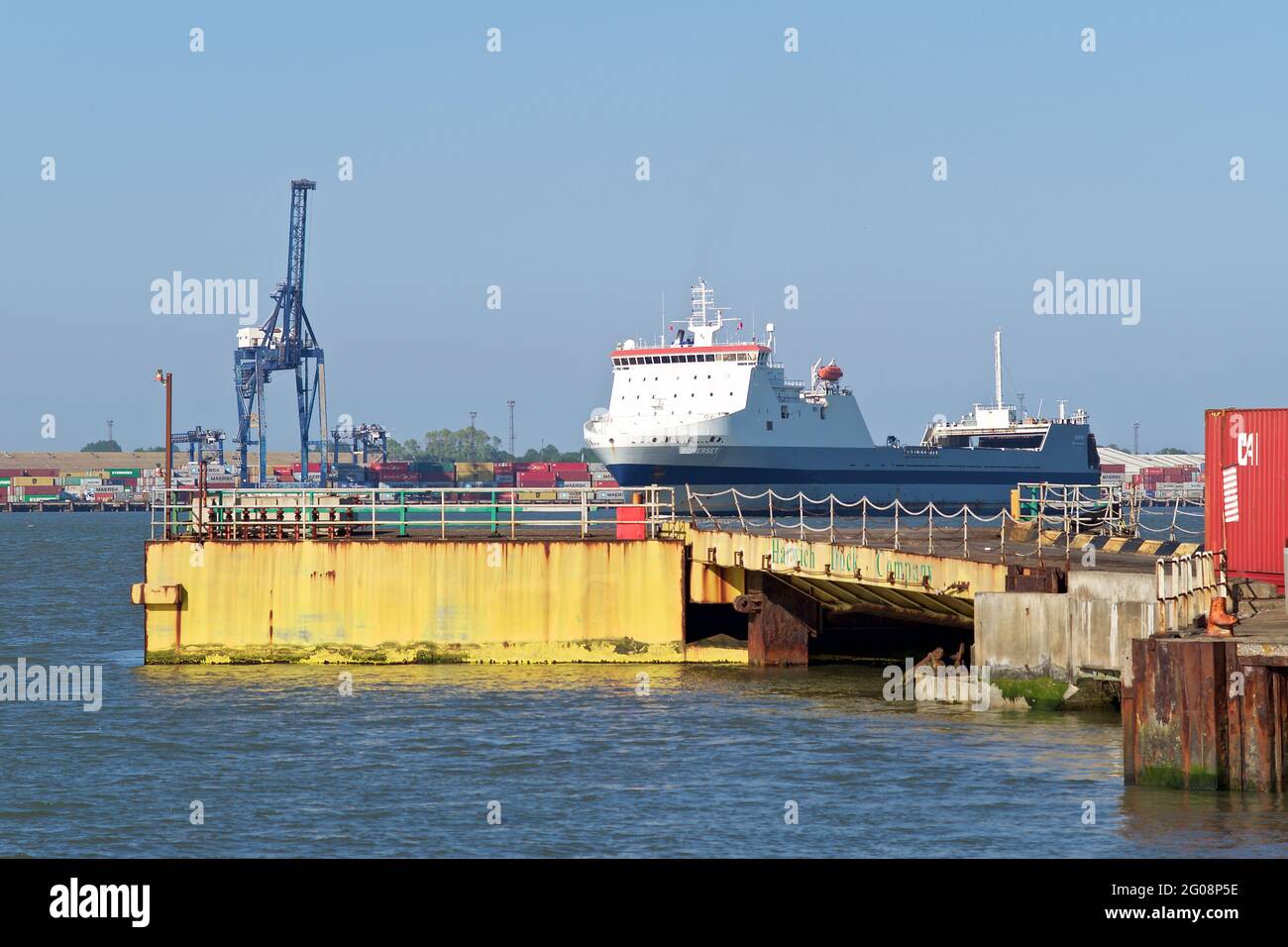 RO-RO (Roll On - Roll Off) navire de cargaison Somerset entrant dans le port de Harwich Essex UK avec quai Harwich au premier plan. Banque D'Images