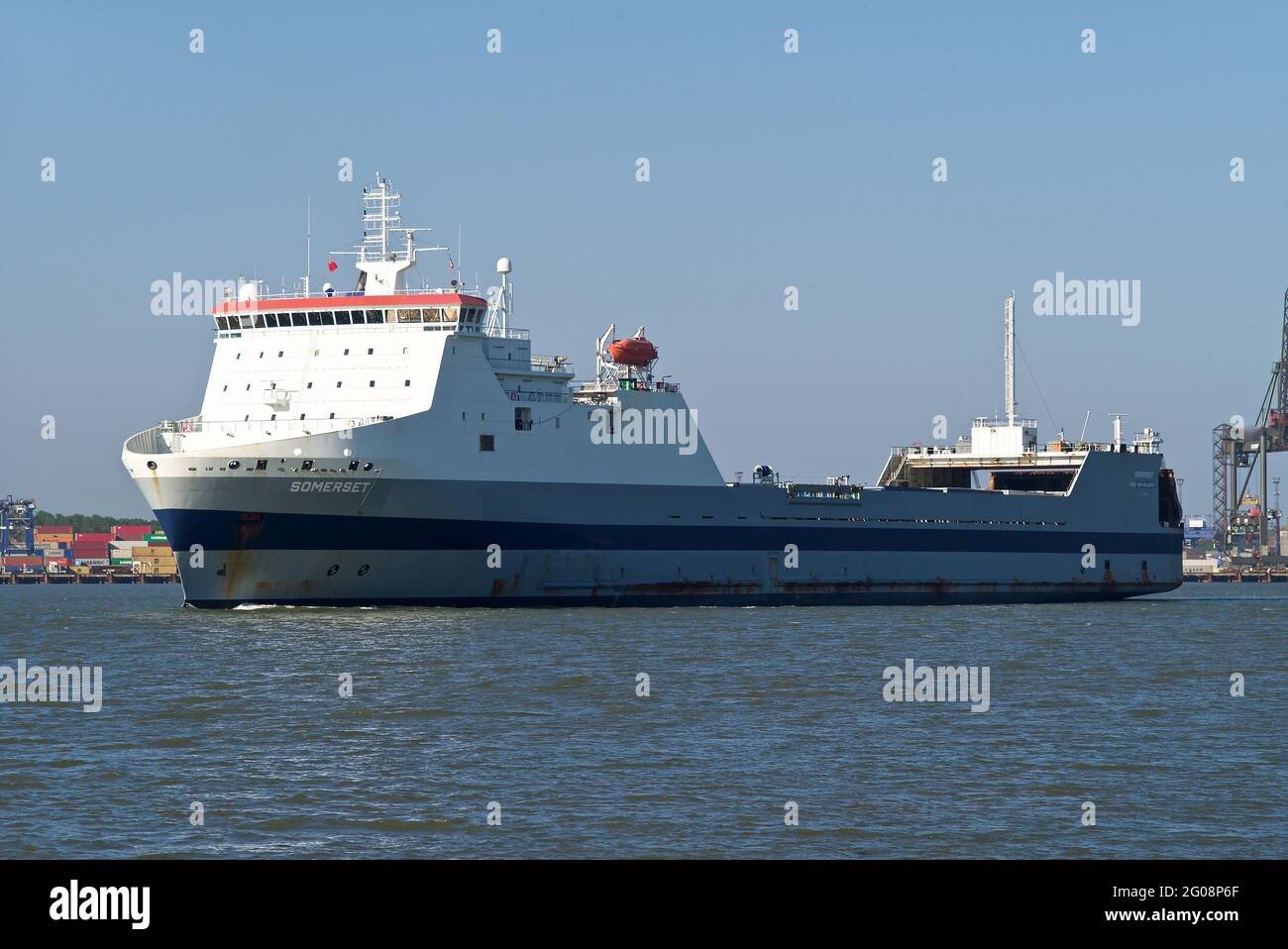 RO-RO (Roll On - Roll Off) navire de cargaison Somerset entrant dans le port de Harwich Essex Royaume-Uni Banque D'Images
