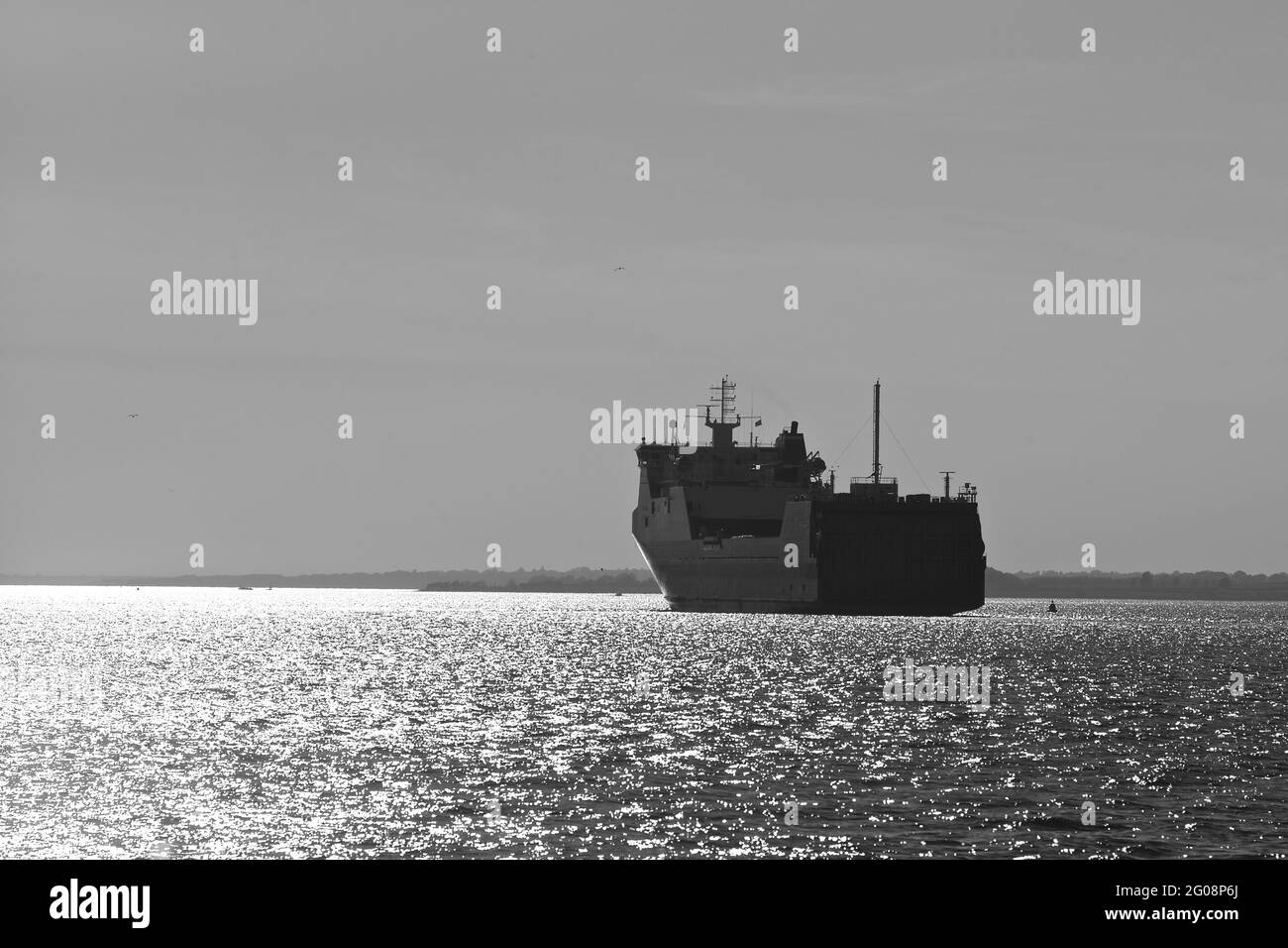 RO-RO (Roll On - Roll Off) navire de cargaison Somerset entrant dans le port de Harwich Essex UK au coucher du soleil. Banque D'Images