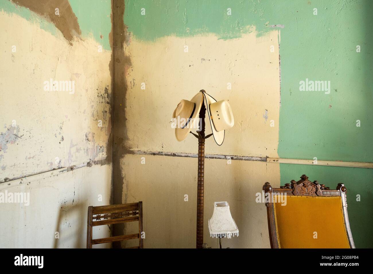 Chapeaux de cowboy dans un salon à l'Empire Ranch historique près de Sonoita, Arizona, États-Unis Banque D'Images