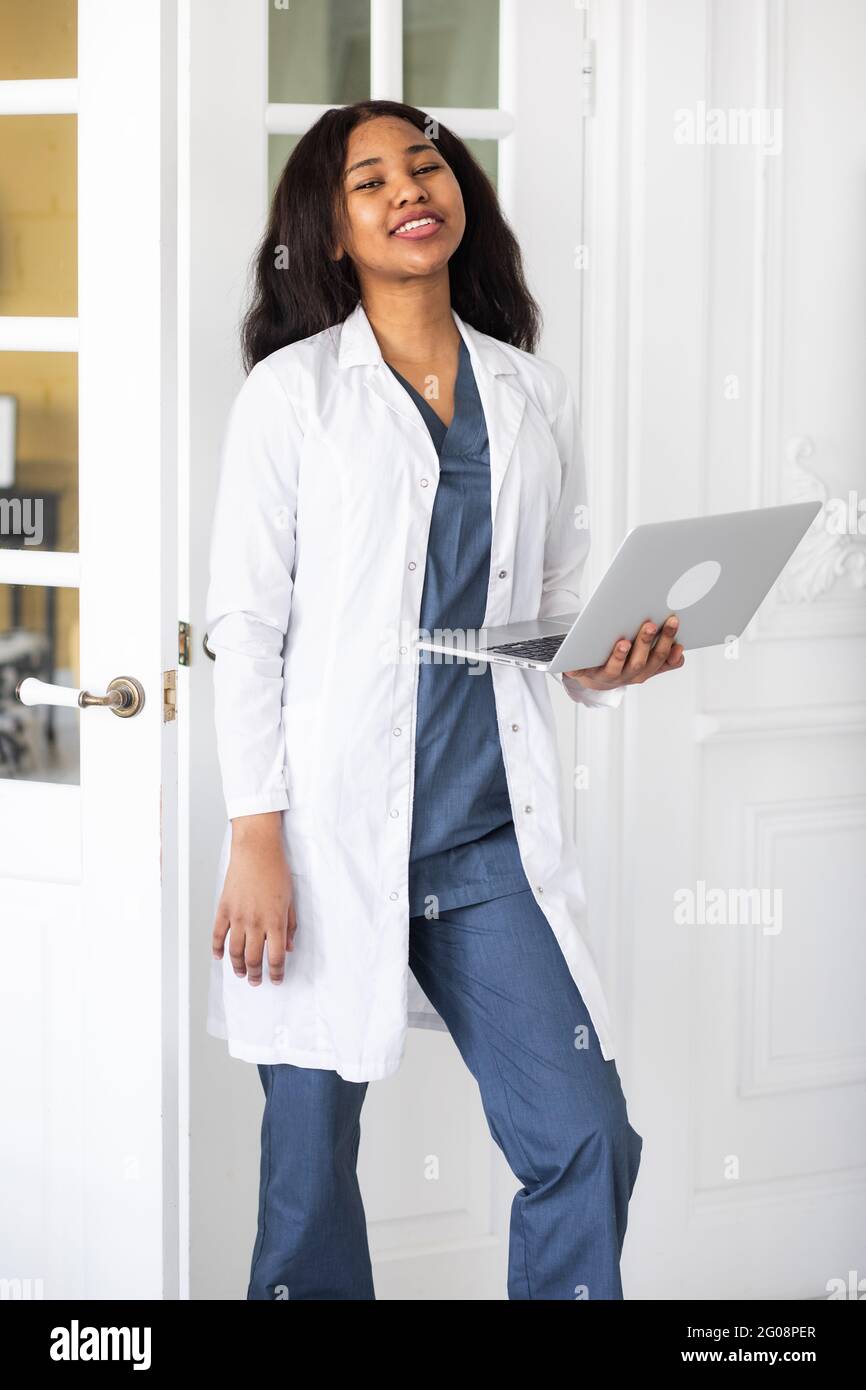 Un beau médecin afro-américain s'est contenté de travailler sur un ordinateur portable. Télémédecine Banque D'Images