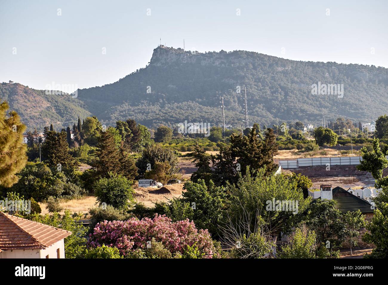 Belle vue d'été depuis la terrasse de la villa aux montagnes et palmiers lors d'une journée ensoleillée. Concept de vacances d'été. Publicité de voyage de Turquie Banque D'Images