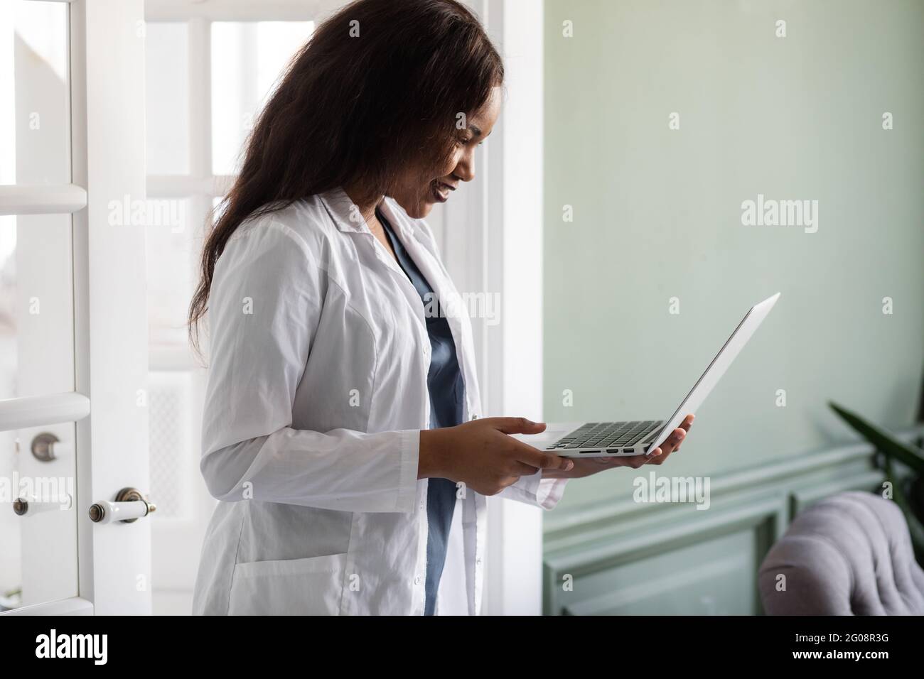 Un beau médecin afro-américain s'est contenté de travailler sur un ordinateur portable. Télémédecine Banque D'Images