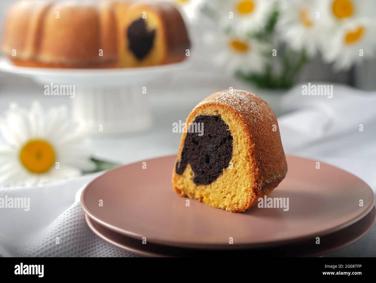 Gateau Rond Avec Un Trou Sur Un Plat Blanc Arrose De Sucre En Poudre Photo Stock Alamy