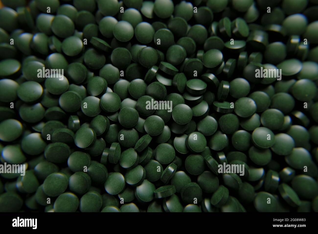 Pilules vertes de spiruline . Spirulina algues vert comprimés.Super food.seaweed. Compléments alimentaires pour un mode de vie sain Banque D'Images