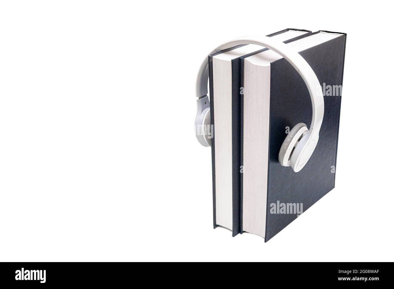Livres et casques sans fil isolés sur blanc. Concept de livre audio. Banque D'Images