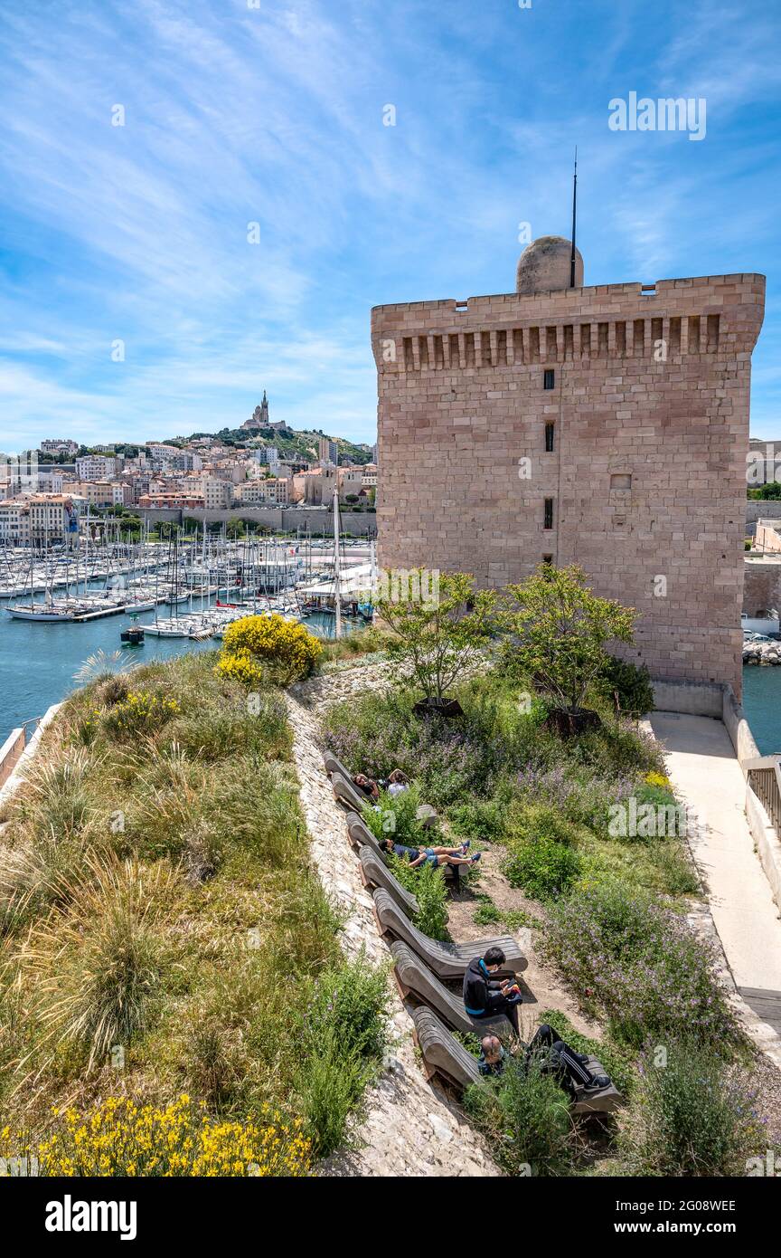 Fort Saint-Jean, qui fait partie de MuCEM et abrite des jardins  méditerranéens avec une vue magnifique sur la ville, Marseille Photo Stock  - Alamy