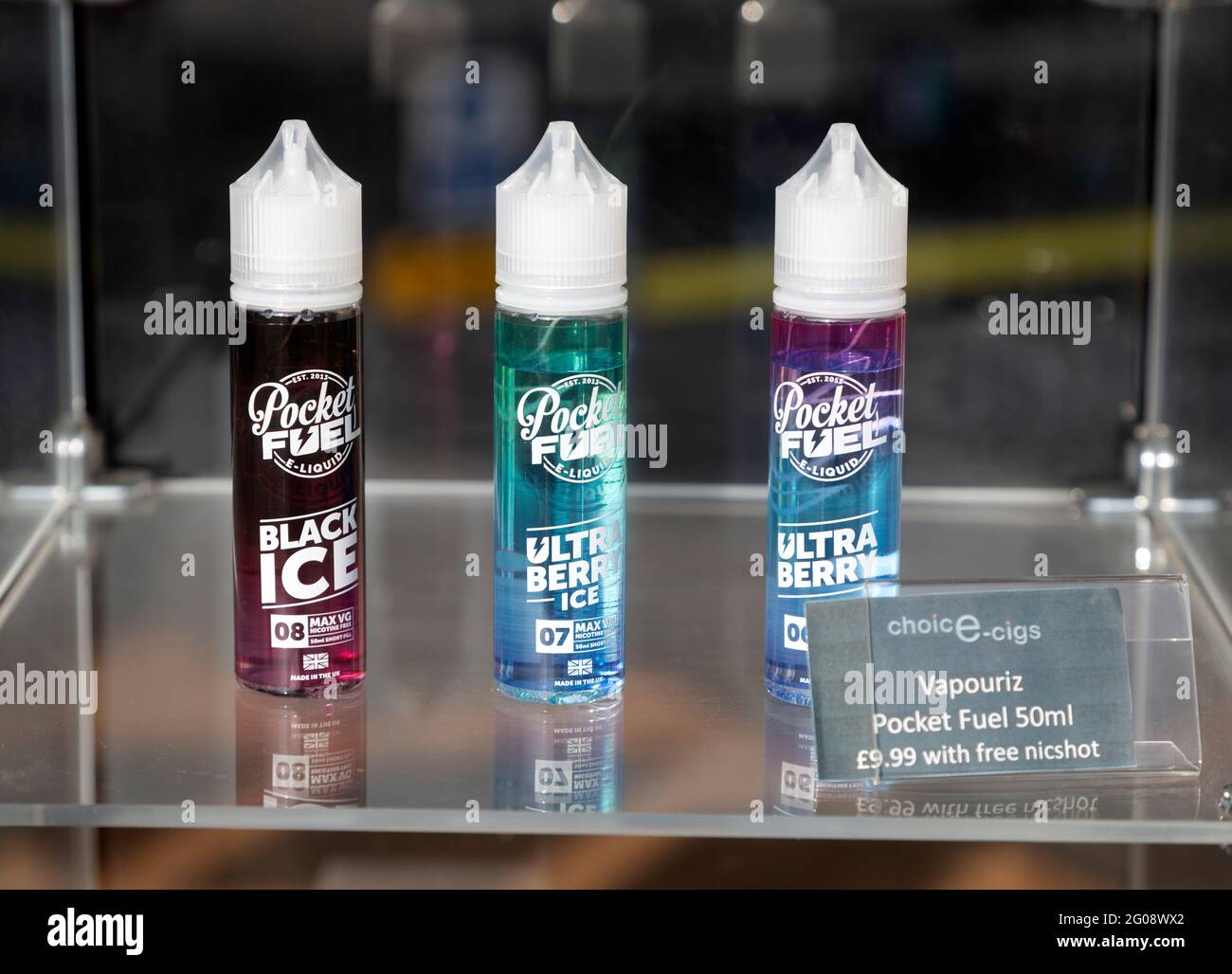 Vaporiz Pocket Fuel 50ml e-cig marques de la cartouche de nicotine dans vitrine de magasin, Royaume-Uni Banque D'Images