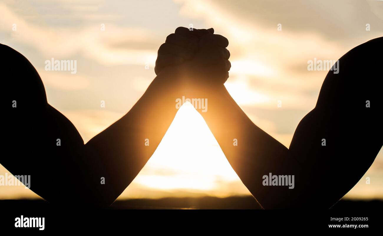 Silhouette de mains qui rivalisent en force. Rivalité, gros plan de lutte de bras mâle. Hommes mesurant les forces, les bras. Deux hommes lutte bras. Rivalité, vs Banque D'Images