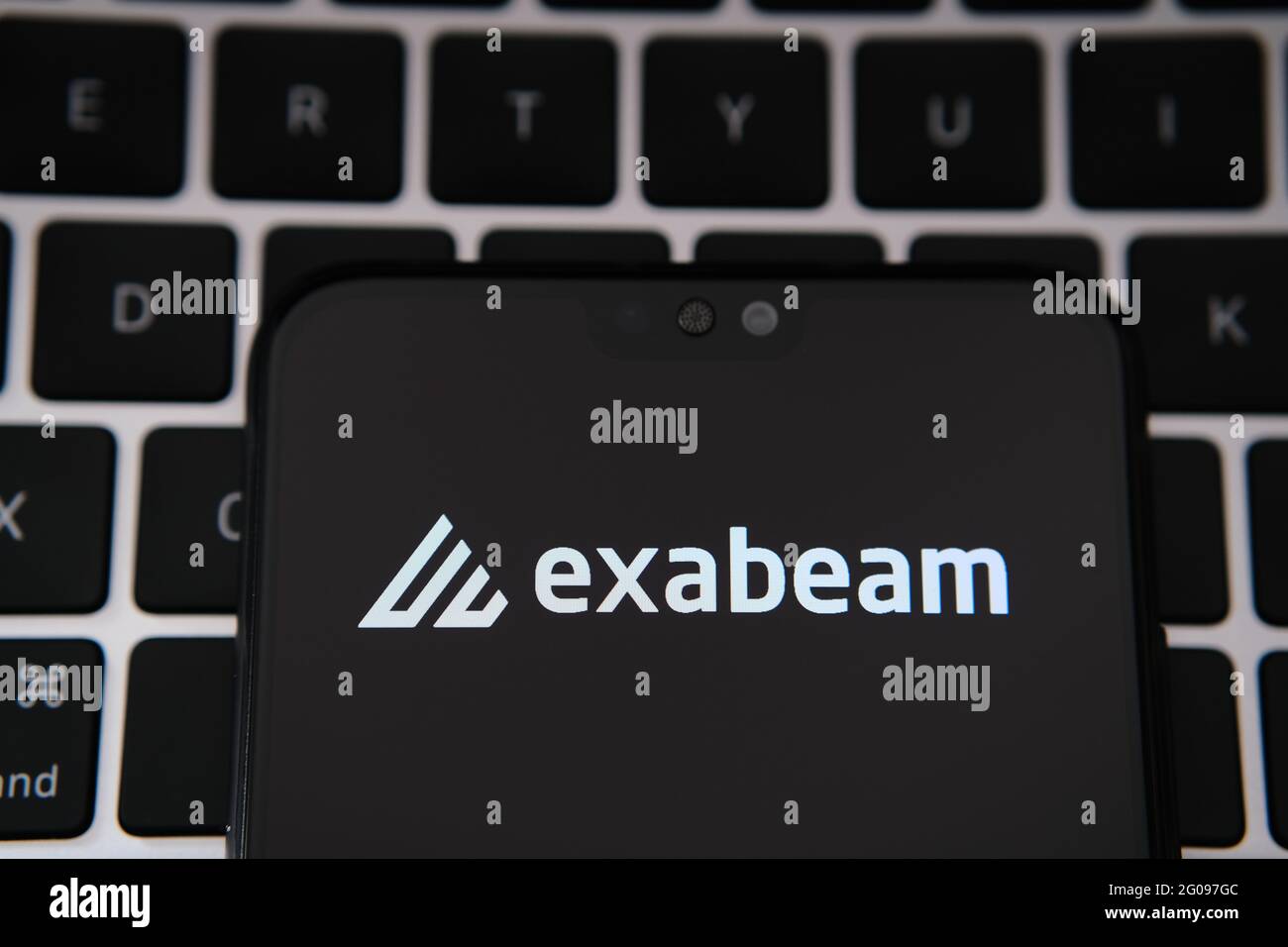 Logo de la société de sécurité Exabeam vu sur l'écran du smartphone avec un clavier d'ordinateur portable flou en arrière-plan. Stafford, Royaume-Uni, 2 juin 2021 Banque D'Images