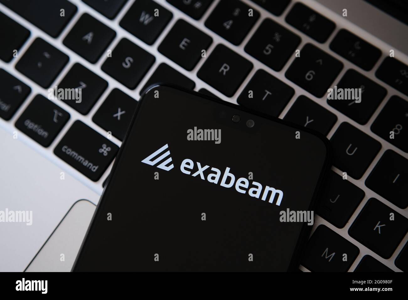 Logo de la société de sécurité Exabeam vu sur l'écran du smartphone avec un clavier d'ordinateur portable flou en arrière-plan. Stafford, Royaume-Uni, 2 juin 2021 Banque D'Images