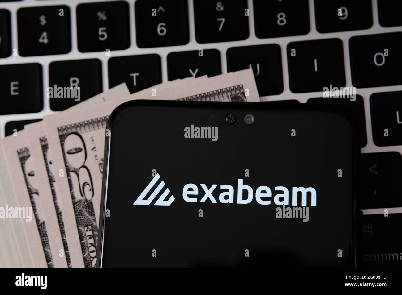 Logo de la société de sécurité Exabeam vu sur l'écran du smartphone avec un clavier d'ordinateur portable flou en arrière-plan. Stafford, Royaume-Uni, 2 juin 2021 Banque D'Images
