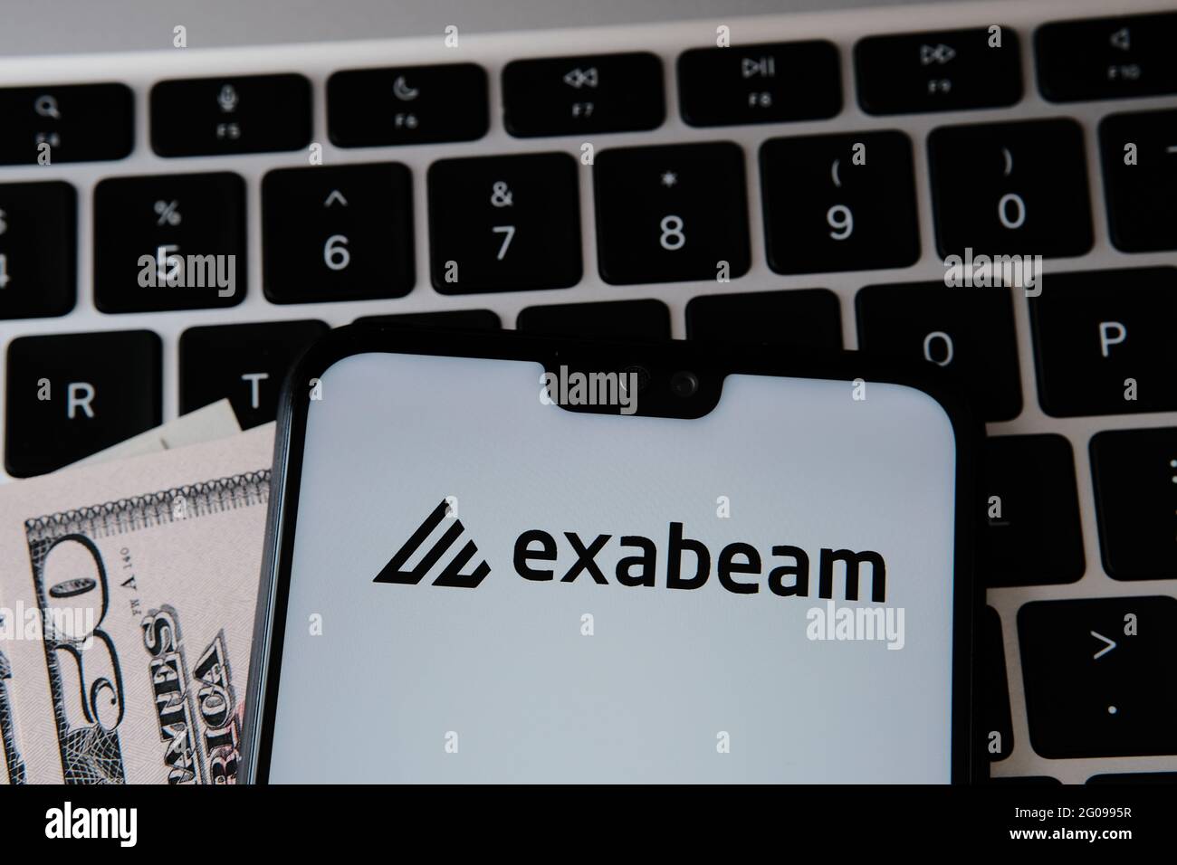Logo de la société de sécurité Exabeam vu sur l'écran du smartphone avec un clavier d'ordinateur portable flou en arrière-plan. Stafford, Royaume-Uni, 2 juin 2021 Banque D'Images