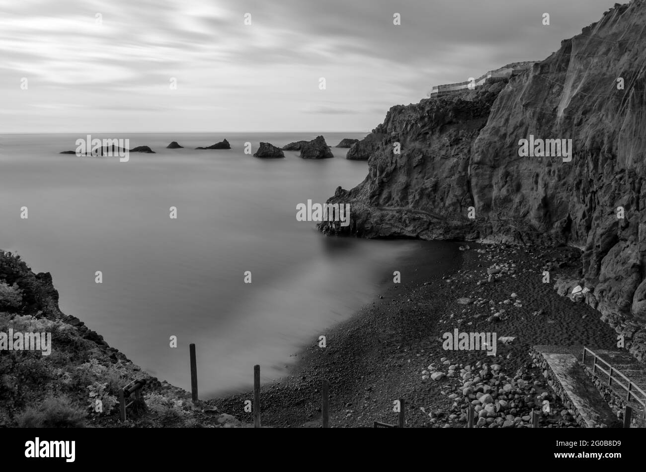 Vue panoramique sur la plage volcanique et les falaises de la Palma, îles Canaries, Espagne en niveaux de gris Banque D'Images Vue panoramique sur la plage volcanique et les falaises de la Palma, îles Canaries, Espagne en niveaux de gris Banque D'Images