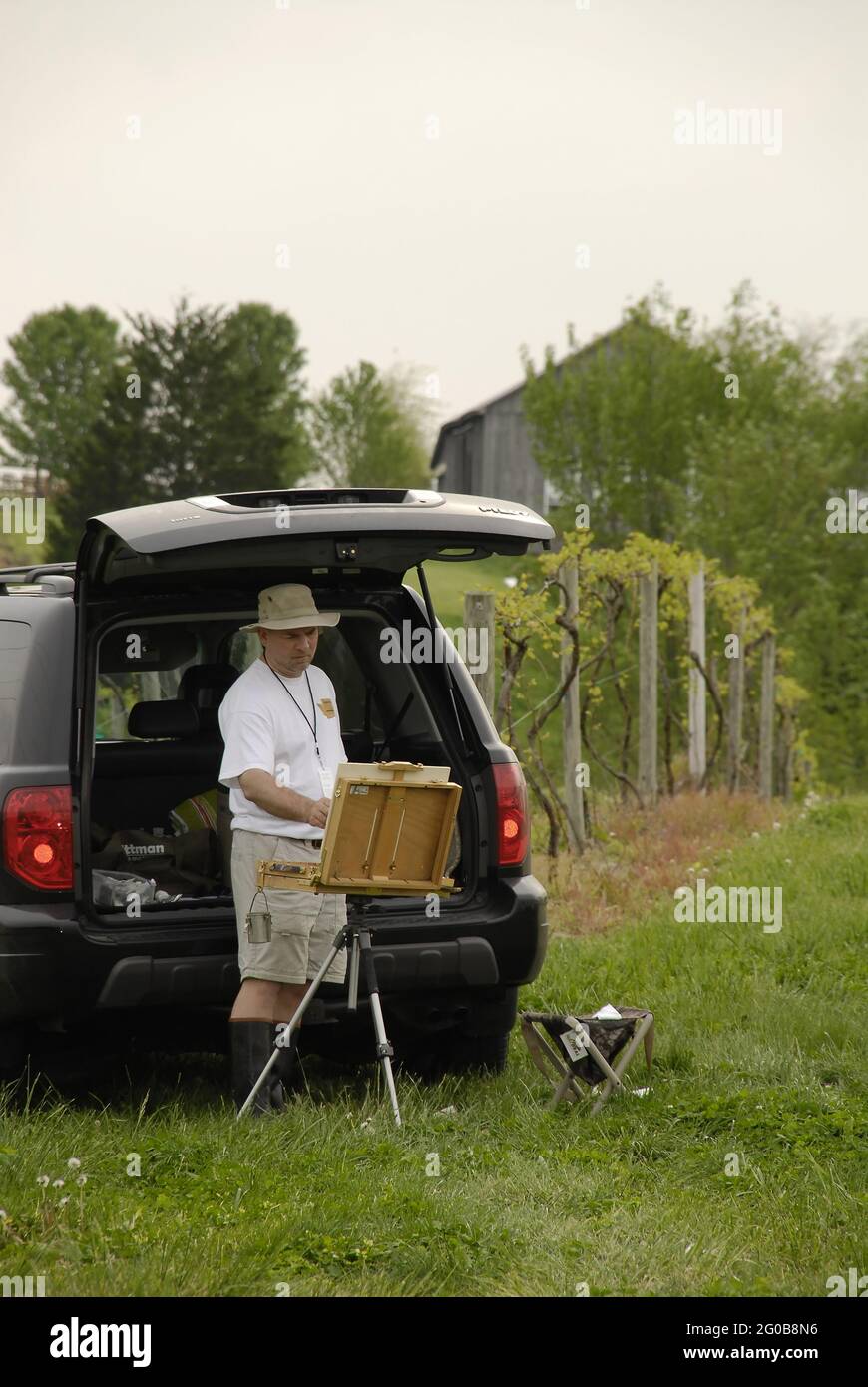 AUGUSTA, ÉTATS-UNIS - 30 avril 2009 : un artiste de plein air peint un paysage du Missouri. Banque D'Images