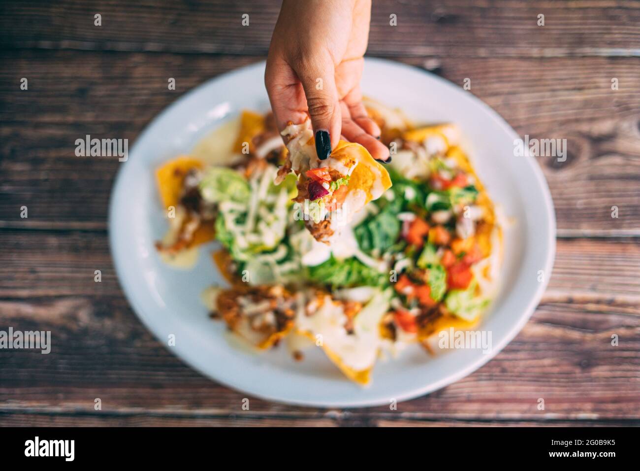 Une assiette de collation crémeuse de nachos Banque D'Images