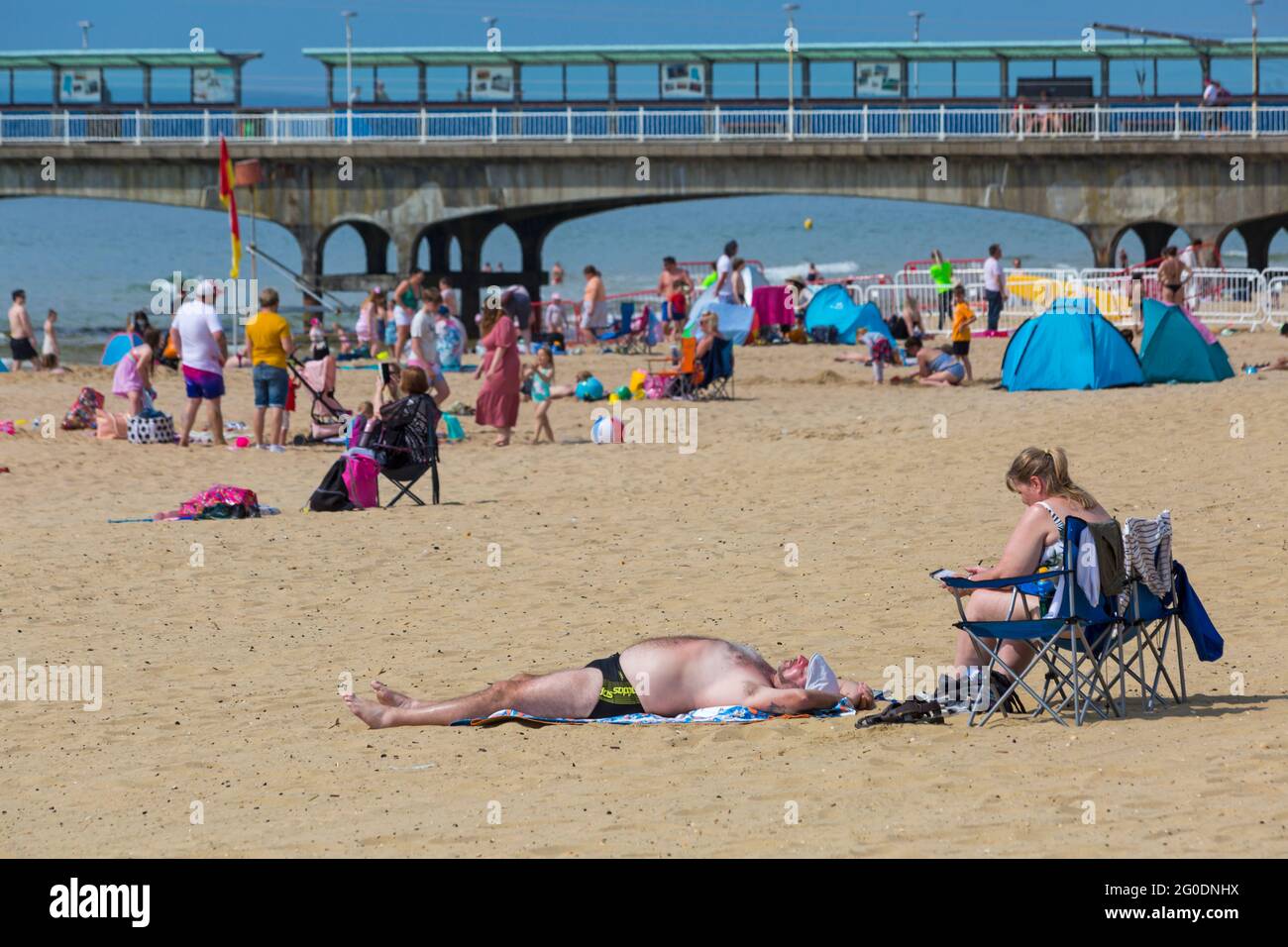 Bournemouth, Dorset, Royaume-Uni. 2 juin 2021. Météo au Royaume-Uni : soleil brumeux et chaud sur les plages de Bournemouth, tandis que les amateurs de soleil se dirigent vers le bord de mer pour profiter du soleil à mi-parcours. Crédit : Carolyn Jenkins/Alay Live News Banque D'Images