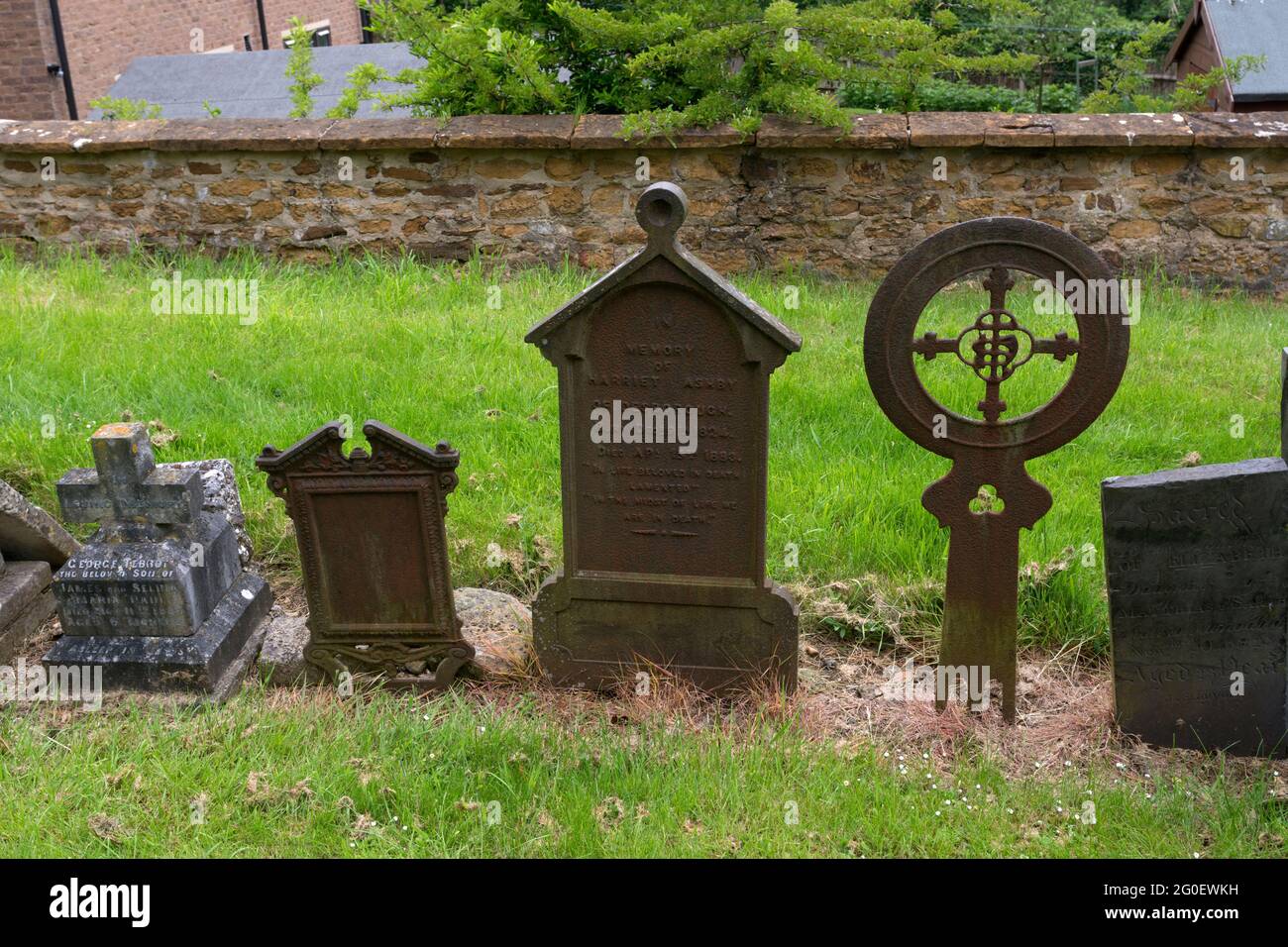 Marqueurs de sépulture dans le chantier naval de St. Giles, Desborough, Northamptonshire, Angleterre, Royaume-Uni Banque D'Images
