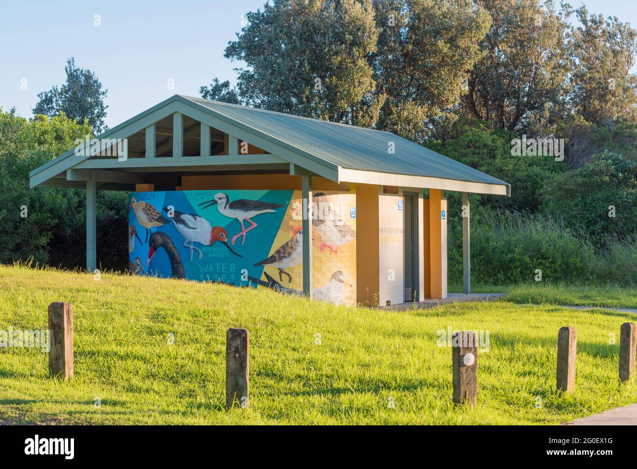 Les toilettes publiques du lac Wollumboola à Culburra fournissent à la fois l'infrastructure nécessaire et une plate-forme pour l'éducation sur les oiseaux locaux à proximité Banque D'Images