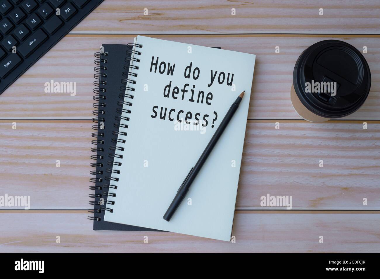 Texte écrit sur bloc-notes avec stylo et café sur table en bois Banque D'Images