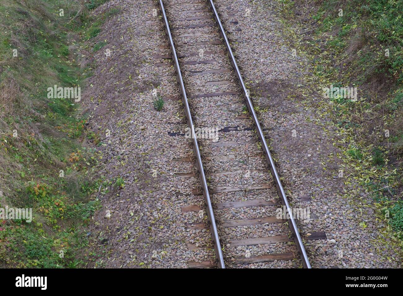 Lit de chemin de fer. Fragment de voies ferrées, vue de dessus, rails et traverses. Banque D'Images