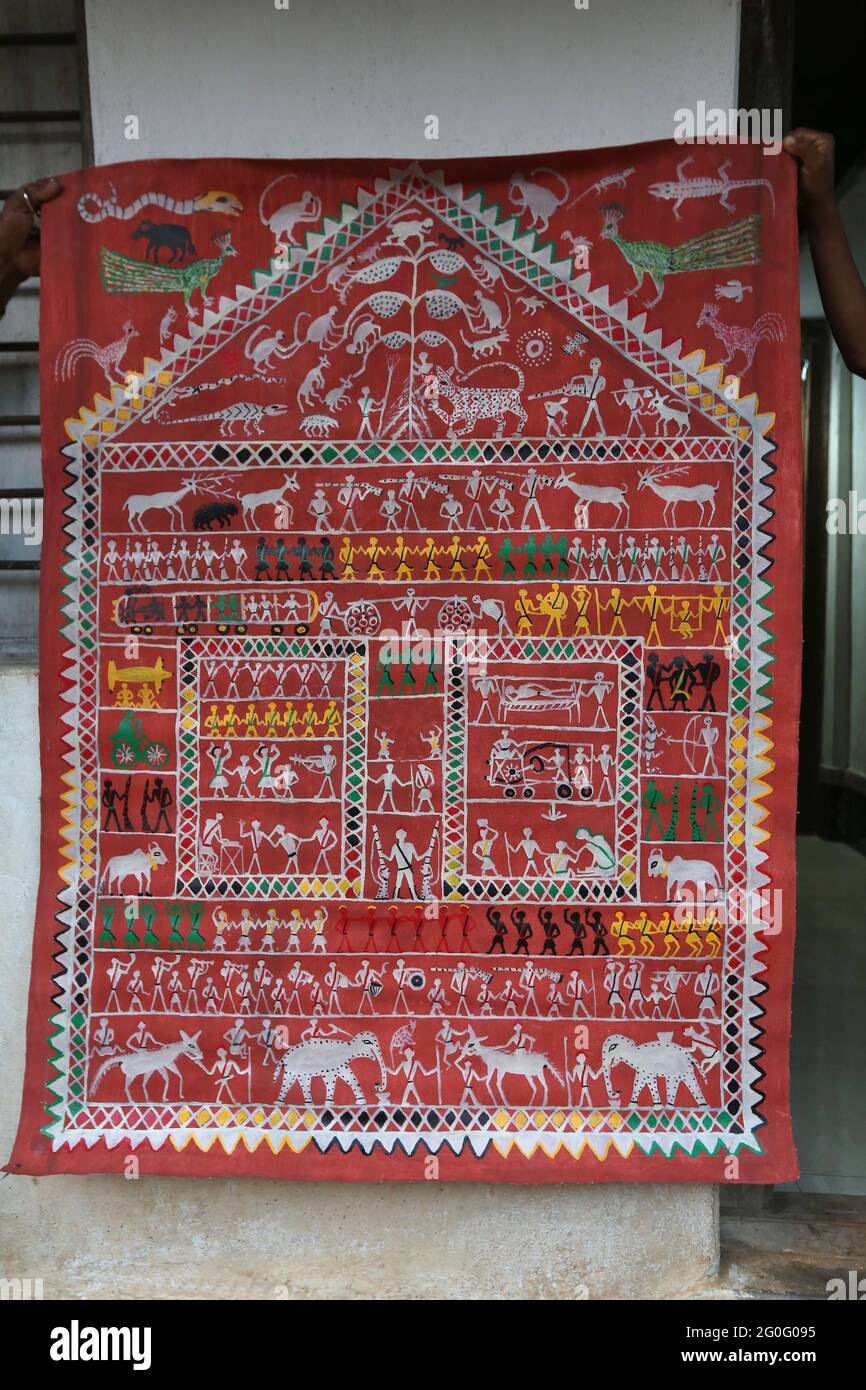 LANJIA SAORA TRIBU. Les peintures Idital sont faites avec de la poudre de riz sur un fond d'oxyde rouge comme dévotion à la divinité tribale. Il existe 62 types d'Idi Banque D'Images
