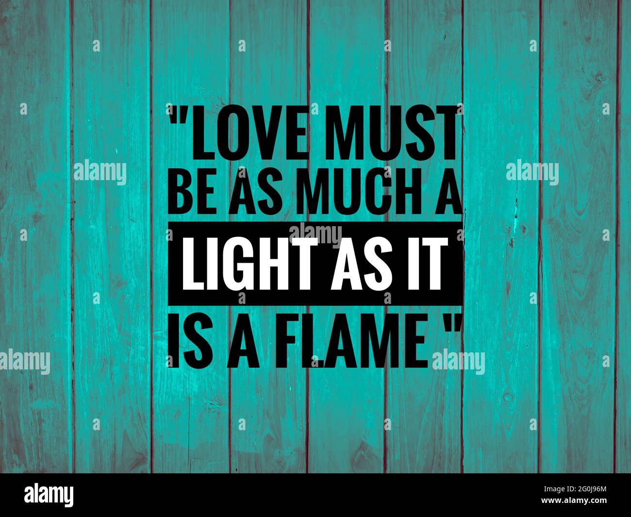 Citation D Amour L Amour Doit Etre Autant Une Lumiere Que C Est Une Flamme Avec Fond En Bois Vert Photo Stock Alamy