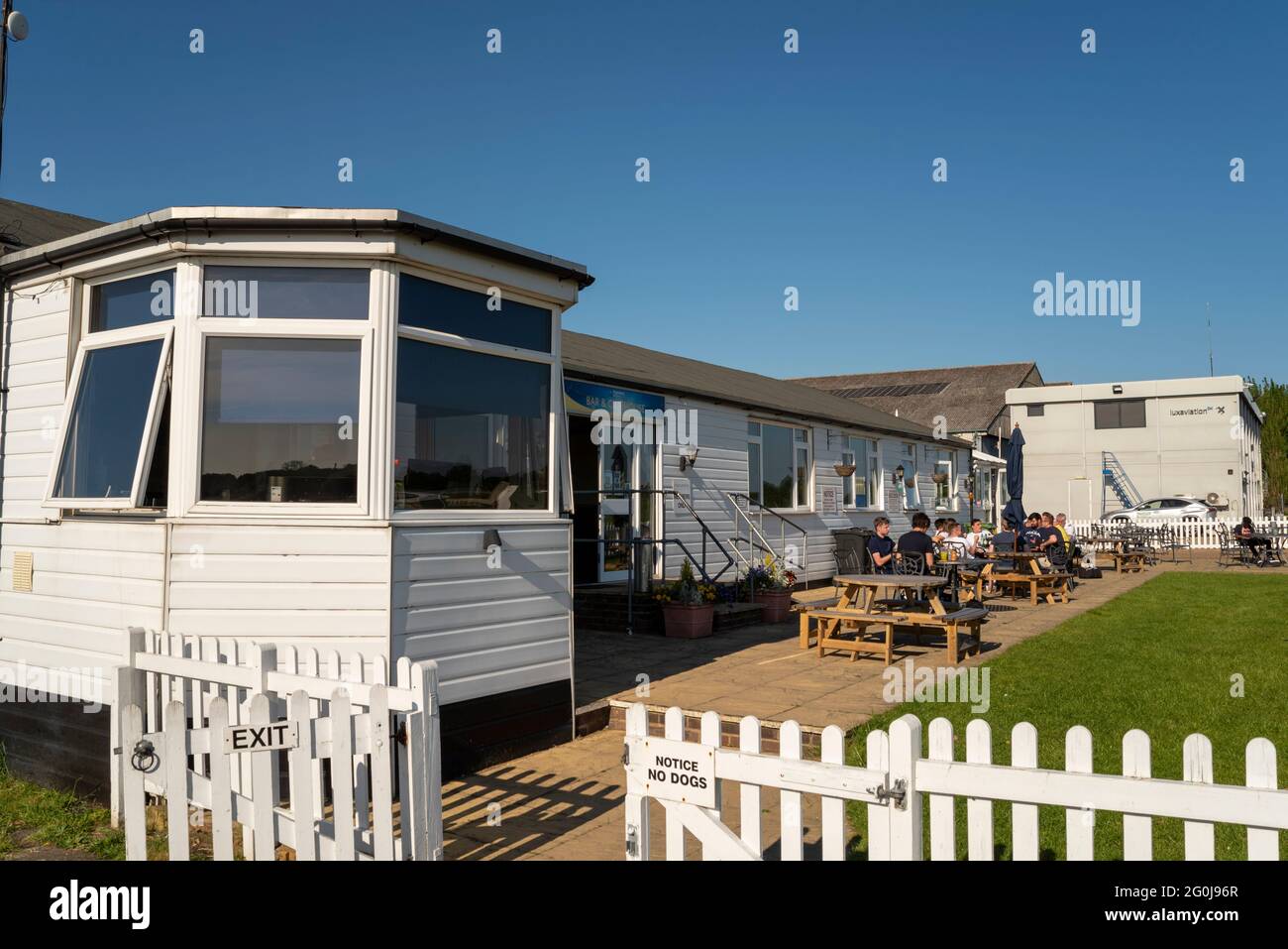 Contrôle de la circulation aérienne et club House à l'aérodrome de Stapleford, Essex, Royaume-Uni, par une journée ensoleillée. Base de Stapleford Flying Club et Flight Centre Banque D'Images