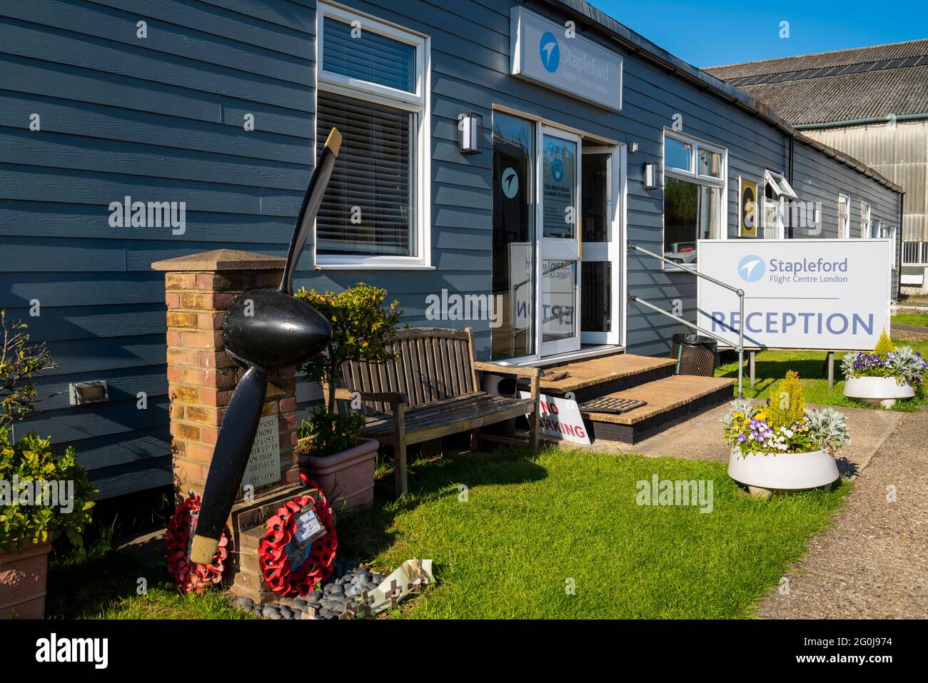 Bâtiment de bureau du Stapleford Flight Centre, Aérodrome de Stapleford, Essex, Royaume-Uni, par une journée ensoleillée. Mémorial commémorant les pilotes de la RAF de la Seconde Guerre mondiale Banque D'Images