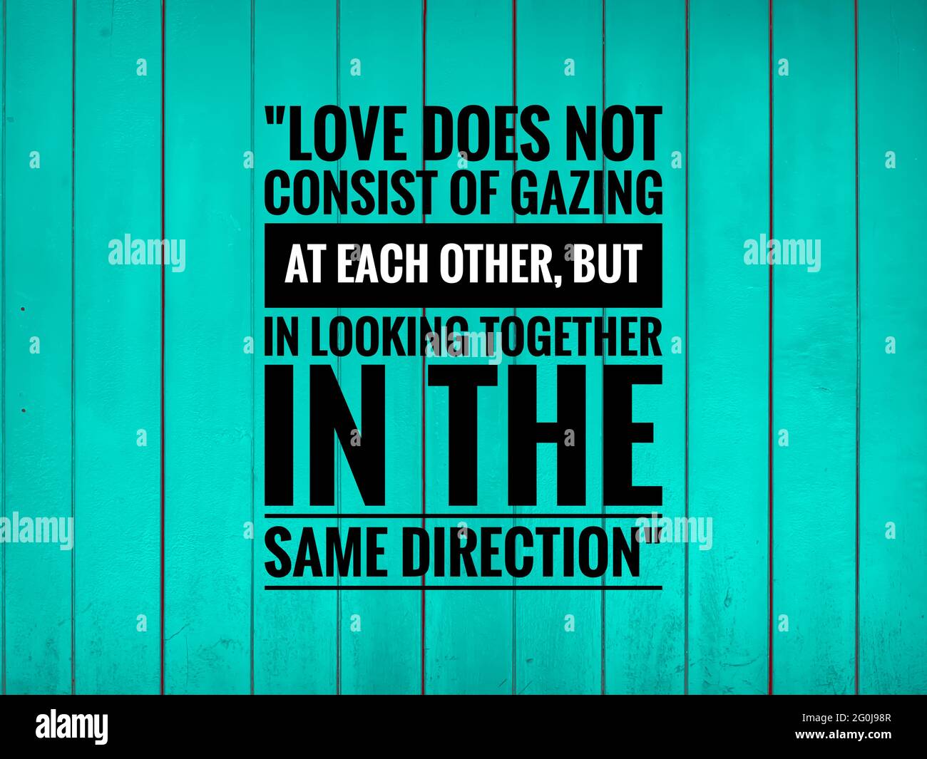 Citation D Amour L Amour Ne Consiste Pas A Regarder L Un L Autre Mais A Regarder Ensemble Dans La Meme Direction Avec Fond En Bois Vert Photo Stock Alamy