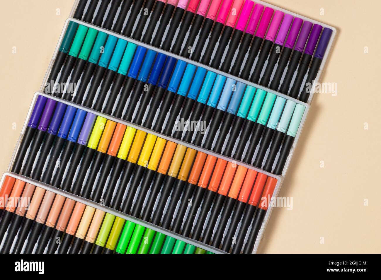 De nombreux stylos-feutres multicolores pour dessiner la vue de dessus. Banque D'Images