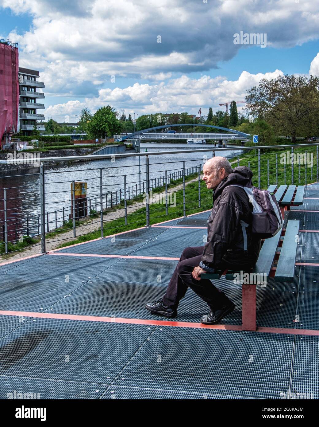 Homme âgé assis sur la terrasse d'observation à côté de la promenade du canal maritime Berlin-Spandau, Mitte,-Berlin Banque D'Images