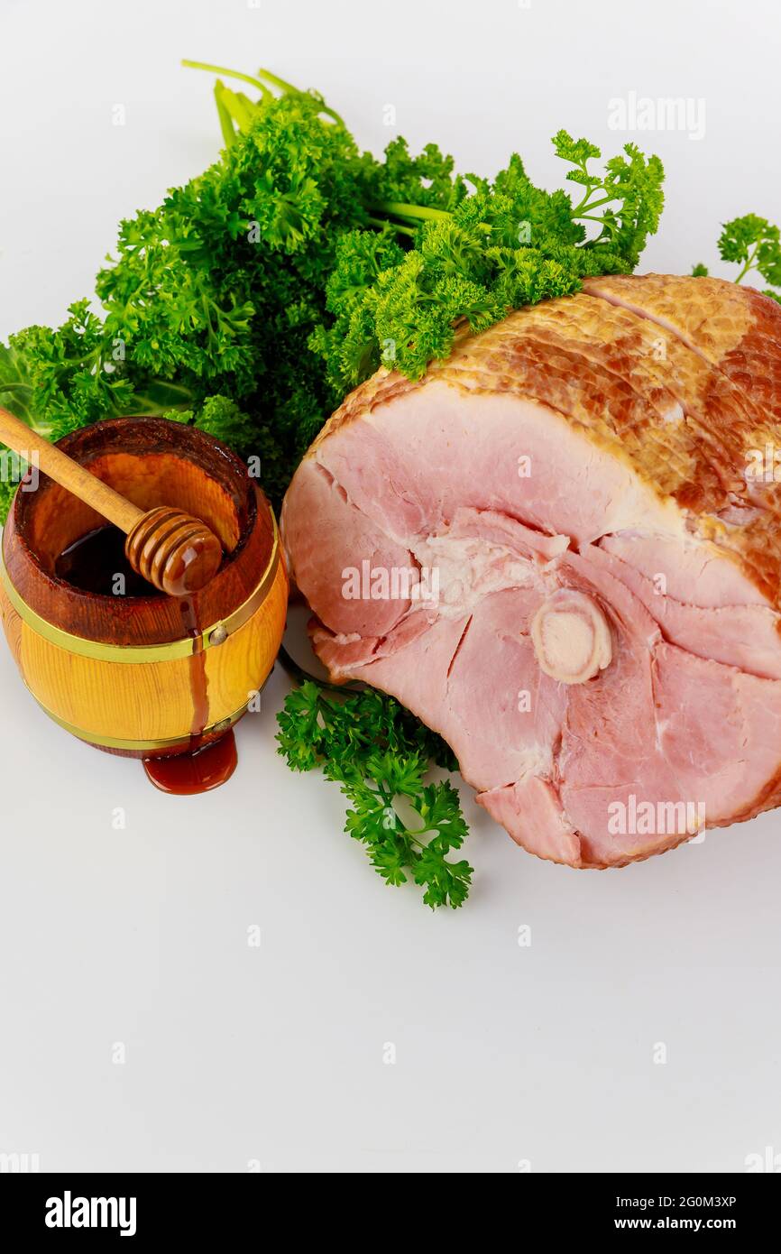 Émincé de jambon de porc fumé avec du miel dans un pot. Banque D'Images