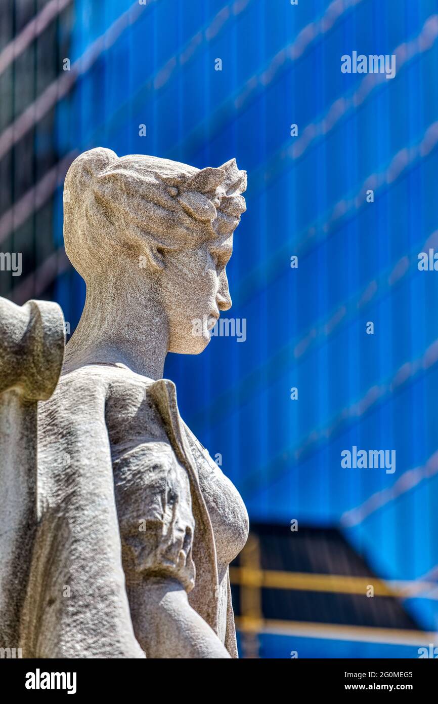 Statue en marbre « Providence as Independent Thought » de J. Massey Rhind, 1907. Situé à l'avant gauche du bâtiment fédéral et du palais de justice sur Exchange place Banque D'Images