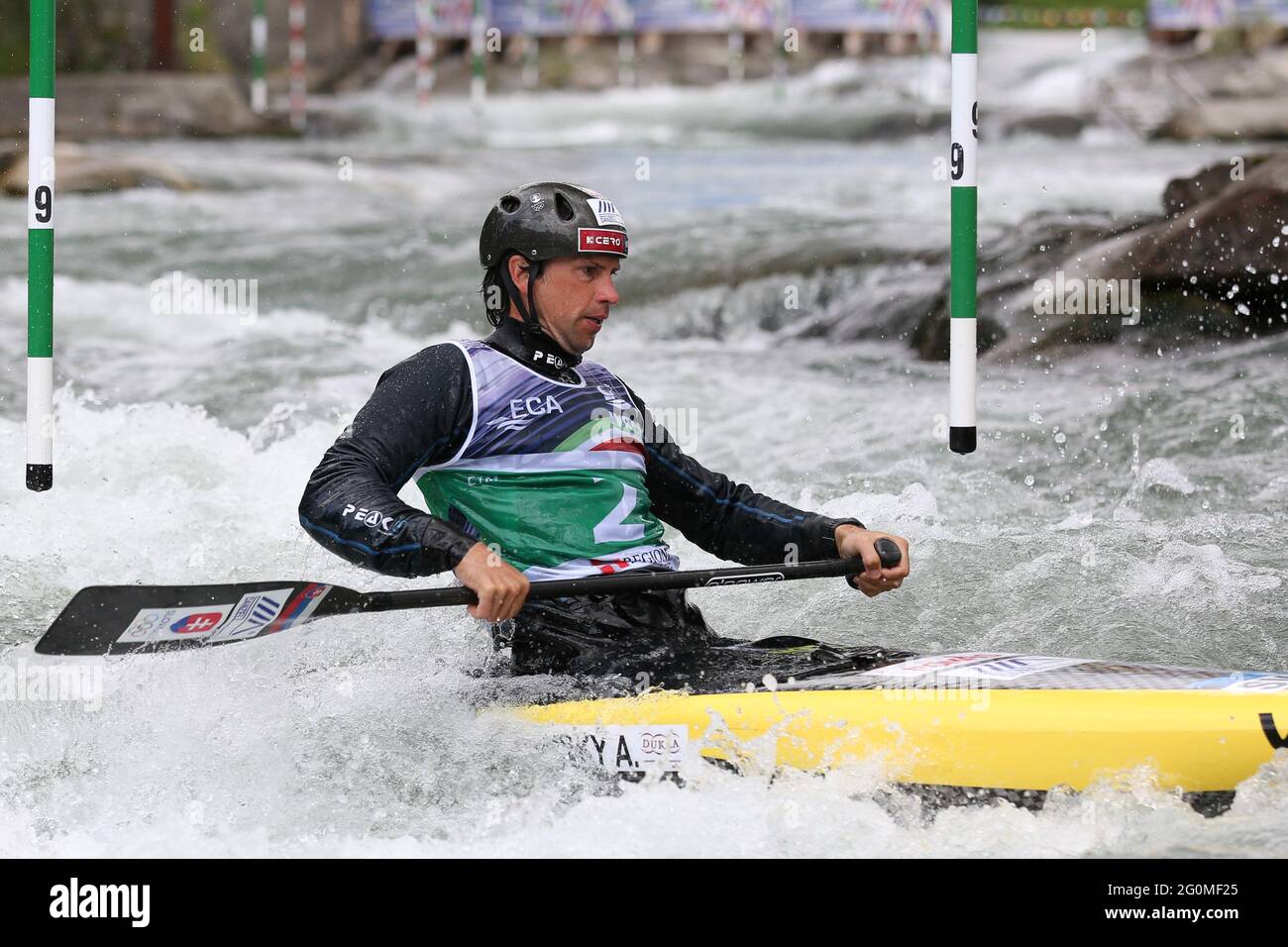 Alexander SLAFKOVSKY, de Slovaquie, participe aux demi-finales de canoë masculin (C1) lors des championnats européens de slalom de canoë de l'ECA sur la rivée de Dora Baltea Banque D'Images