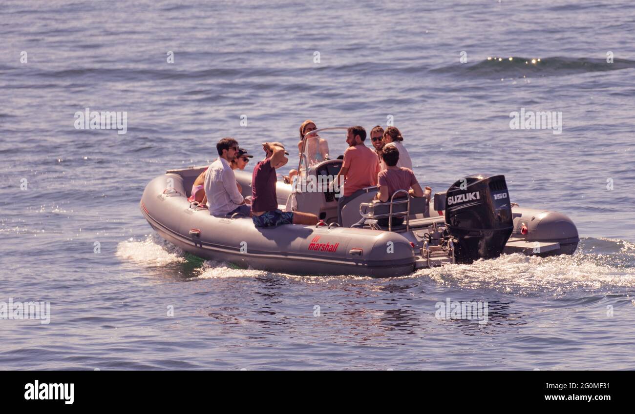 NAPLES, ITALIE - 30 mai 2021 : les adultes flottent sur un bateau gonflable à Naples, Italie, le 30 mai 2021. Banque D'Images