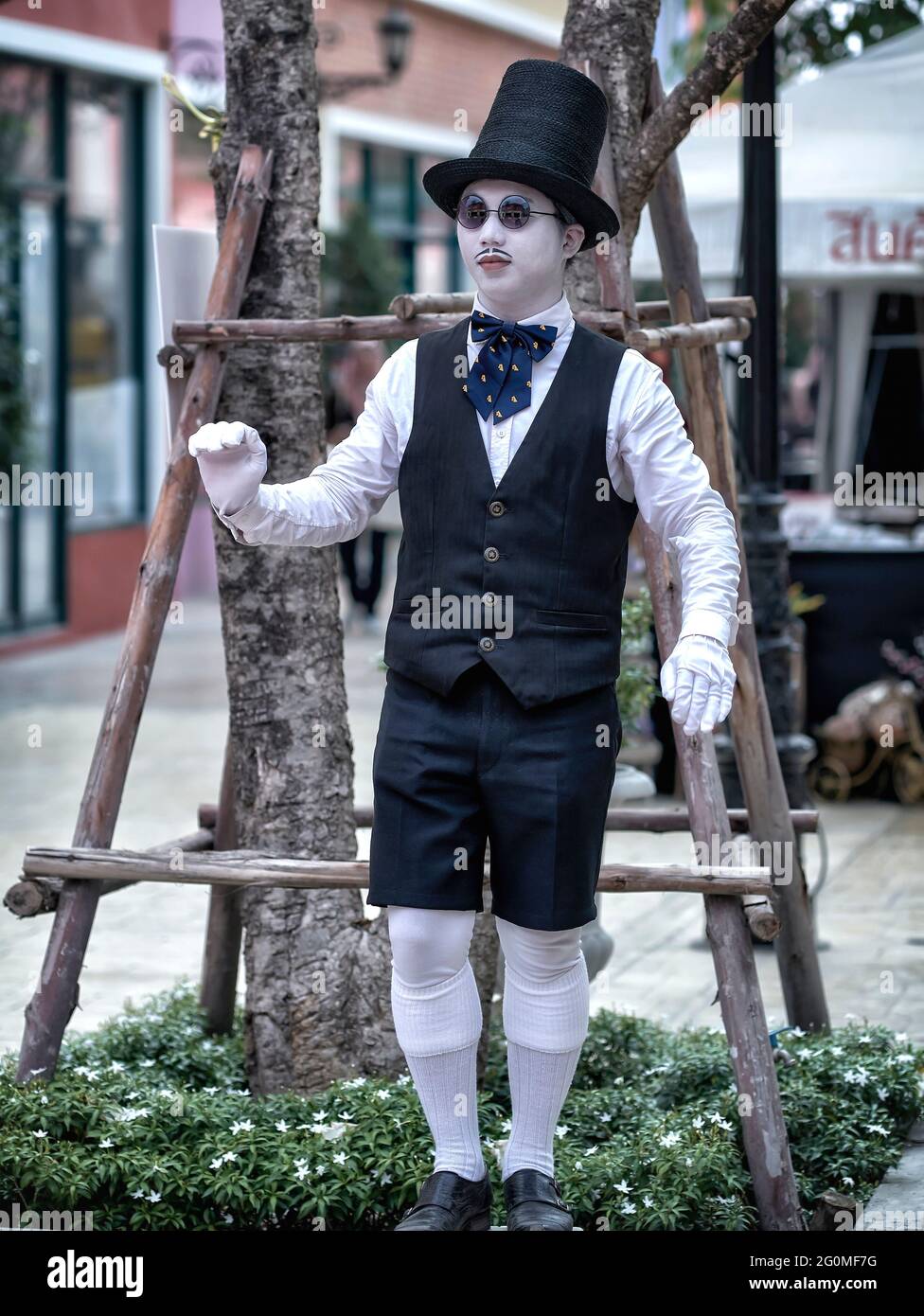 MIME artiste bucker en costume et maquillage Banque D'Images