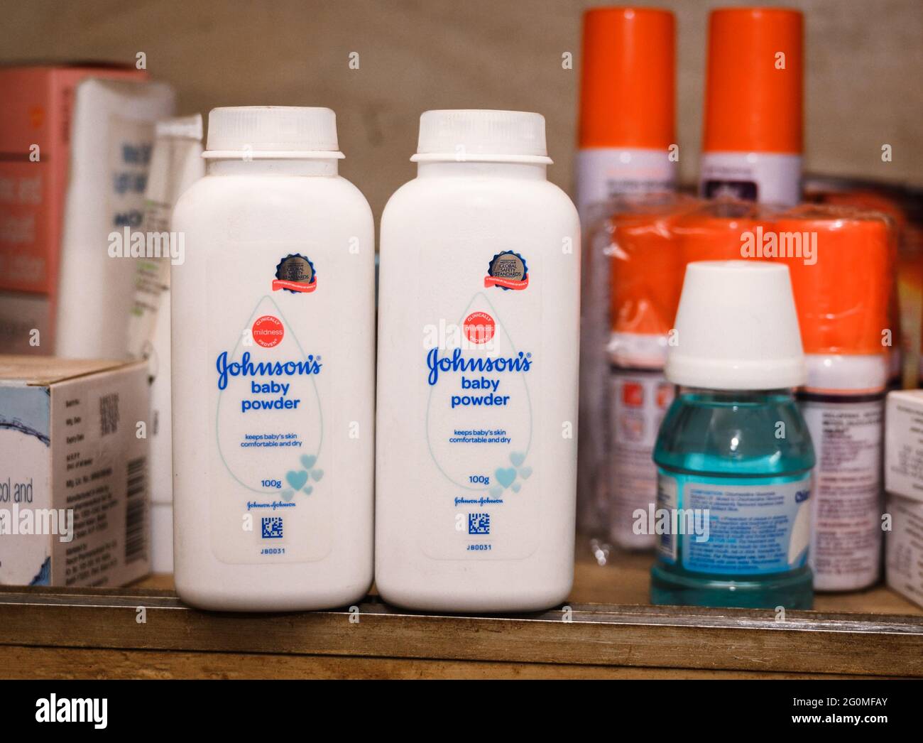 Tehatta Inde 02 Juin 21 Des Bouteilles De Poudre Pour Bebe Johnson Johnson Sont Disponibles Dans Une Etagere De Pharmacie A Tehatta La Cour Supreme Des Etats Unis Laisse En Place Un