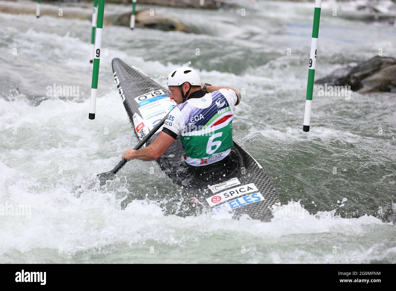 Benjamin SAVSEK, de Slovénie, participe aux demi-finales de canoë masculin (C1) lors des championnats européens de slalom de canoë de l'ECA sur le fleuve Dora Baltea Banque D'Images