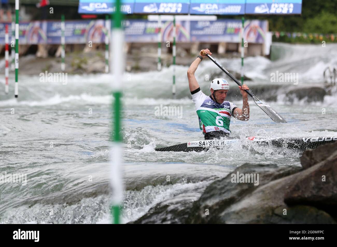 Benjamin SAVSEK, de Slovénie, participe aux demi-finales de canoë masculin (C1) lors des championnats européens de slalom de canoë de l'ECA sur le fleuve Dora Baltea Banque D'Images