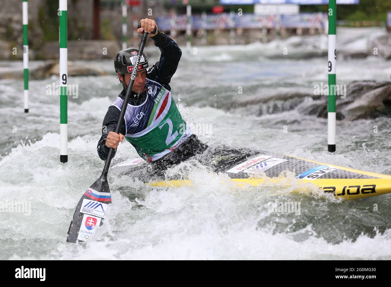 Alexander SLAFKOVSKY, de Slovaquie, participe aux demi-finales de canoë masculin (C1) lors des championnats européens de slalom de canoë de l'ECA sur la rivée de Dora Baltea Banque D'Images