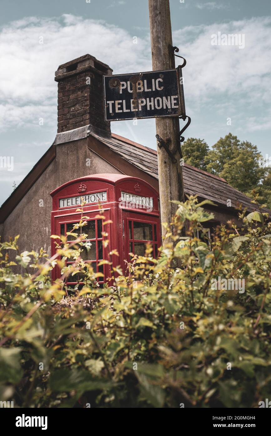 Ancienne boîte téléphonique publique britannique et petit bureau de poste. Un aperçu de la culture britannique rurale des années 1950, 1960 et 1970, au service de la communauté locale. Banque D'Images