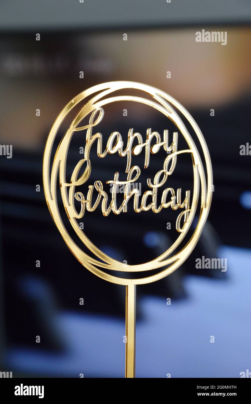 Affiche ronde Golden Happy Birthday Party Stick en arrière-plan des notes de piano Banque D'Images