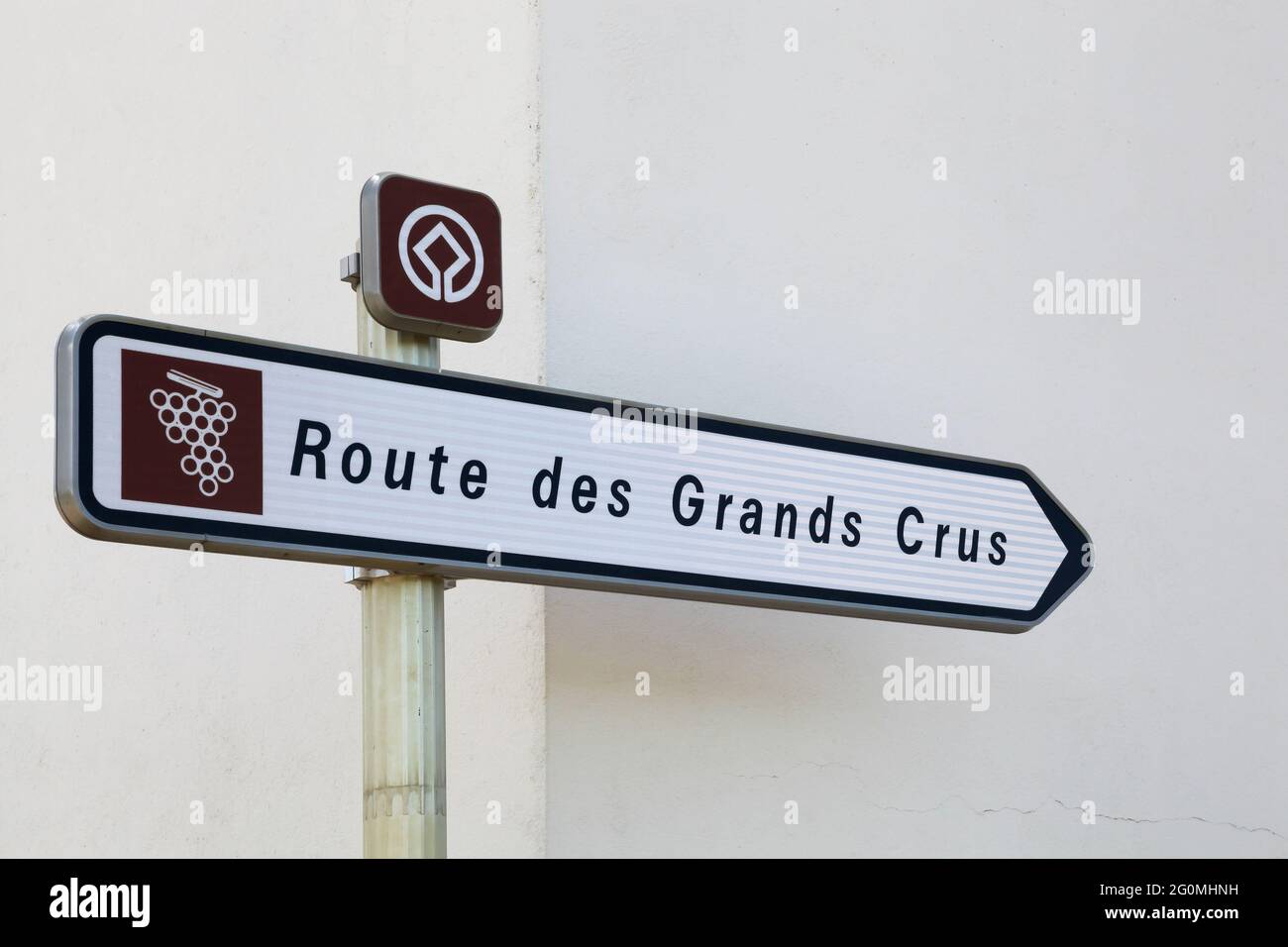 Chassagne-Montrachet, France - 5 juillet 2020 : route du grand crus appelée route des grands crus en français en Bourgogne, France Banque D'Images