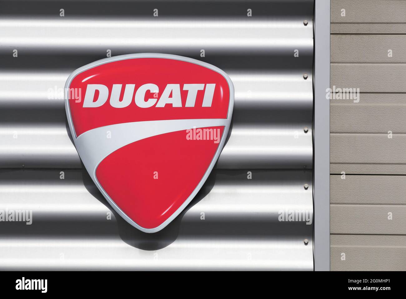 Dardilly, France - 6 septembre 2020 : logo Ducati sur un mur. Ducati est une société italienne qui conçoit et fabrique des motos Banque D'Images