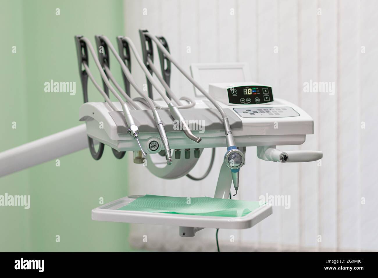 Outils d'équipement professionnel - instrument d'unité de médecin en clinique dentaire pour le traitement et l'hygiène des dents, gros plan. Banque D'Images