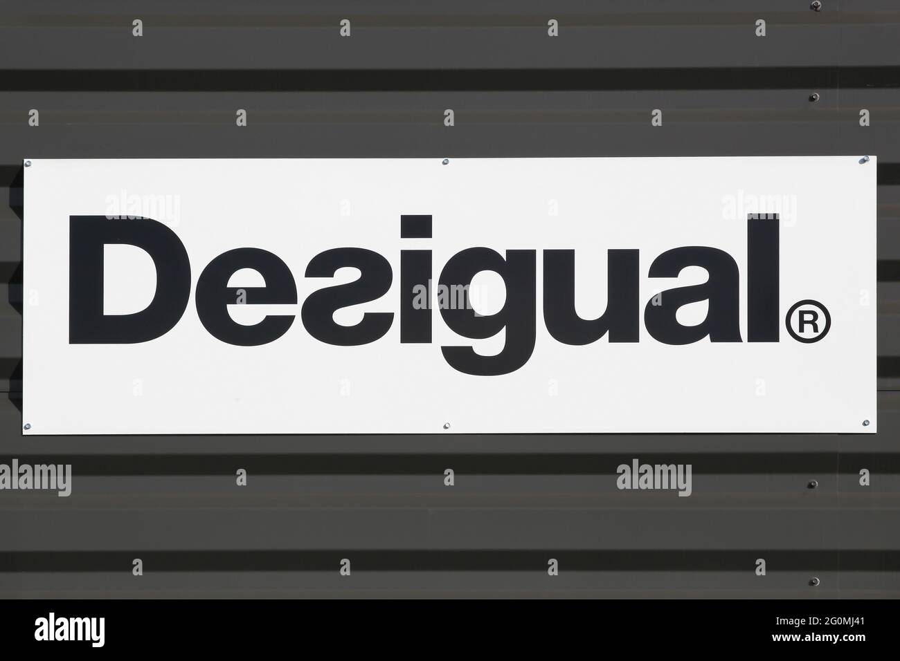 Macon, France - 15 mars 2020 : logo Desigual sur un mur d'un magasin. Desigual est une marque de vêtements dont le siège social est situé à Barcelone, en Catalogne, en Espagne Banque D'Images