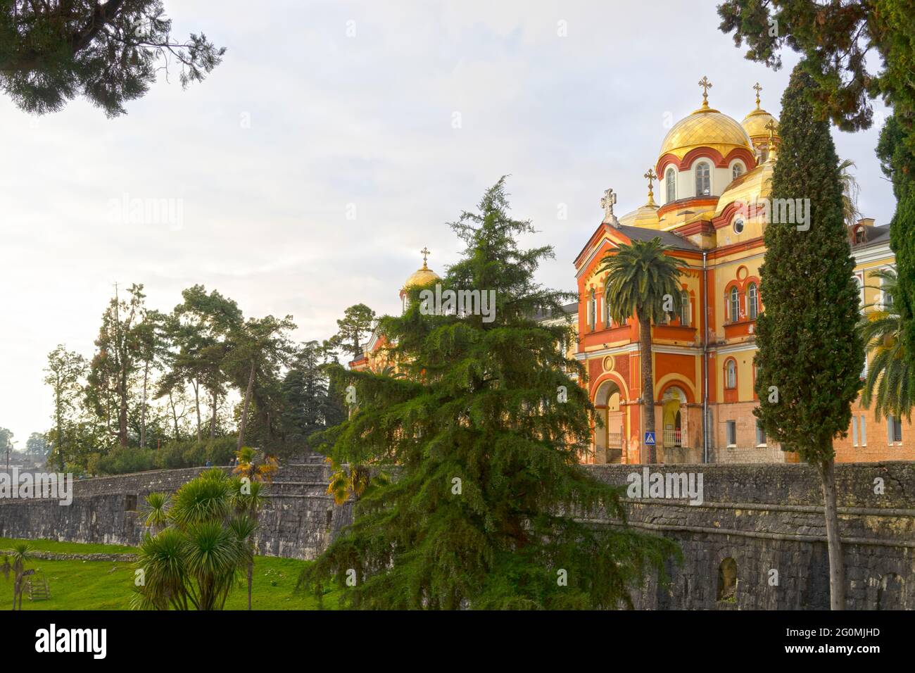 Paysage avec vue sur l'ancien monastère de New Athos, Abkhazie. Banque D'Images