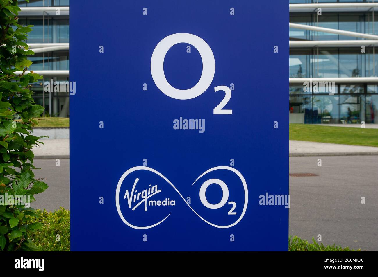 Slough, Berkshire, Royaume-Uni. 2 juin 2021. Il a été annoncé hier que Virgin Media et O2 ont fusionné. Les sociétés seront maintenant connues sous le nom de Virgin Media O2. La fusion de 31 milliards de livres sterling se joint à 46 millions d'abonnés, plus les abonnés à large bande, mobiles, de téléphone et à domicile, ainsi qu'à 18,700 000 employés. Virigin Media O2 a déclaré : « nous nous sommes réunis pour donner au Royaume-Uni plus de choix et une meilleure valeur - c'est une bonne nouvelle pour les clients, les communautés et les entreprises de tout le pays ». Le siège social d'O2 UK représenté est un employeur important et bien considéré à Slough, Berkshire. Crédit : Maureen McLean/Alay Live News Banque D'Images